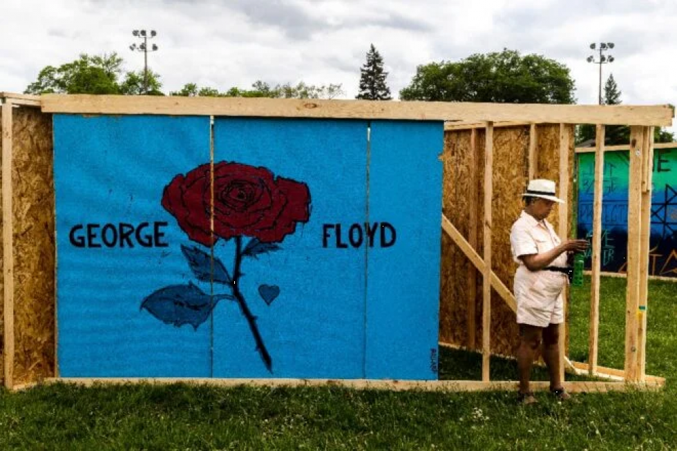 Marchan en homenaje a George Floyd en Minneapolis