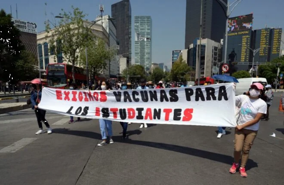 Estudiantes marchan en México contra regreso a clases sin estar vacunados contra covid-19