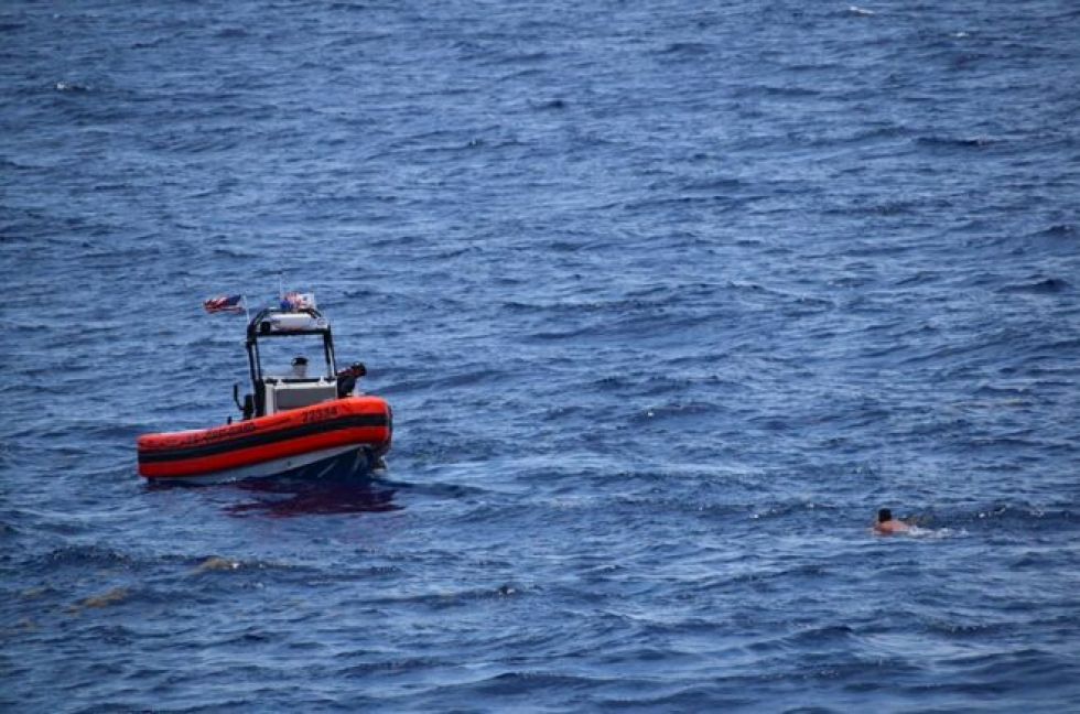 Reportan que hay dos muertos y 10 desaparecidos al volcar balsa con inmigrantes cubanos rumbo a Florida
