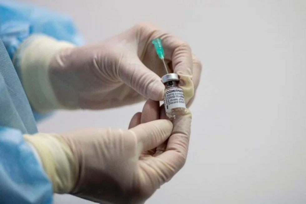 Vacuna de Pfizer sirve para variante india pero es “ligeramente” menos eficaz, dice estudio