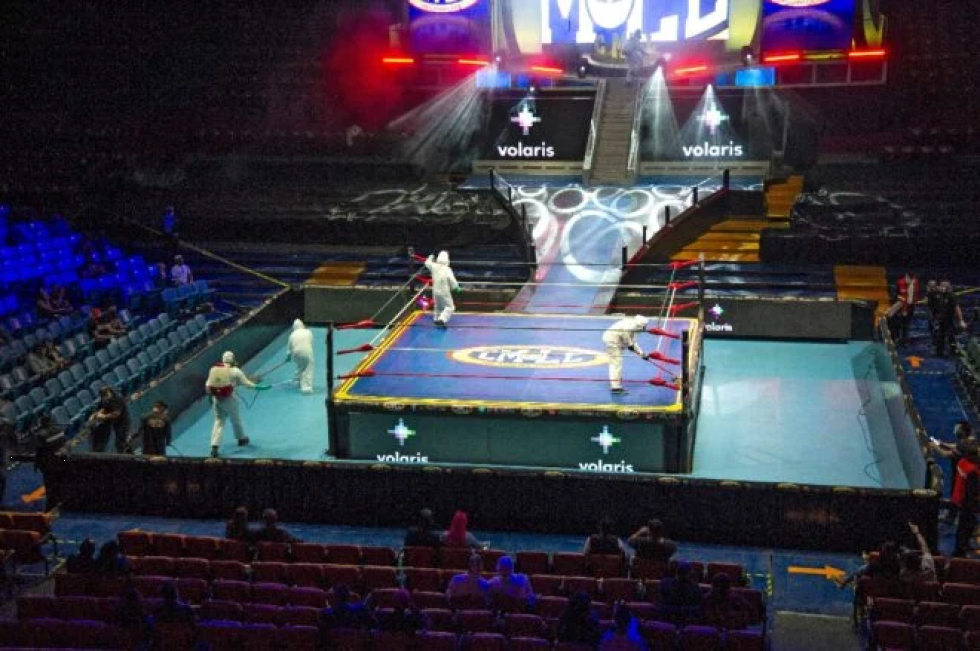Mexicanos regresan emocionados a ver lucha libre en vivo ante repliegue del covid-19