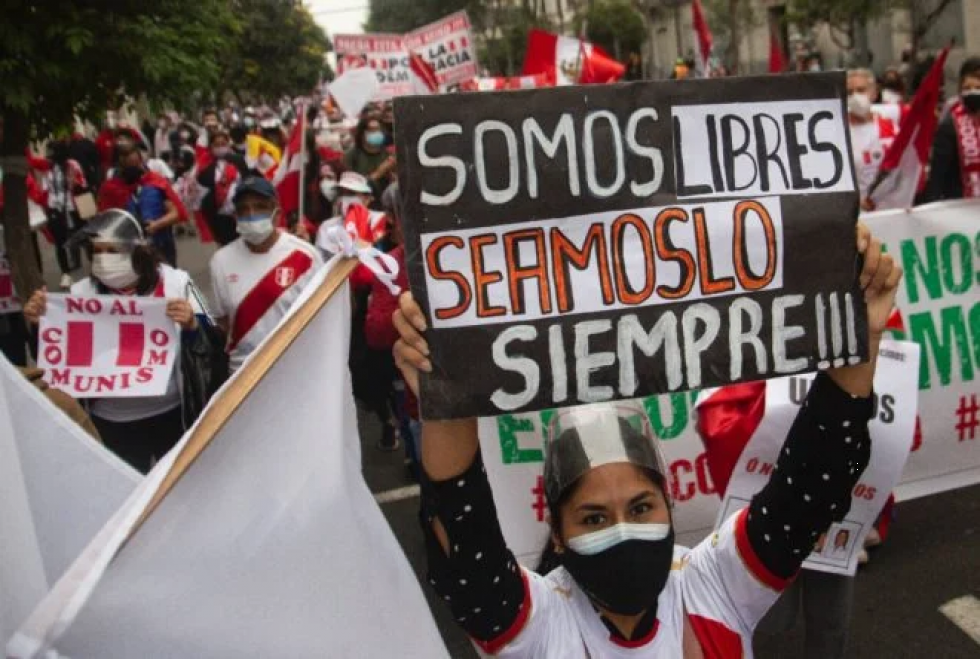 Miles manifiestan contra el comunismo a una semana del balotaje presidencial en Perú