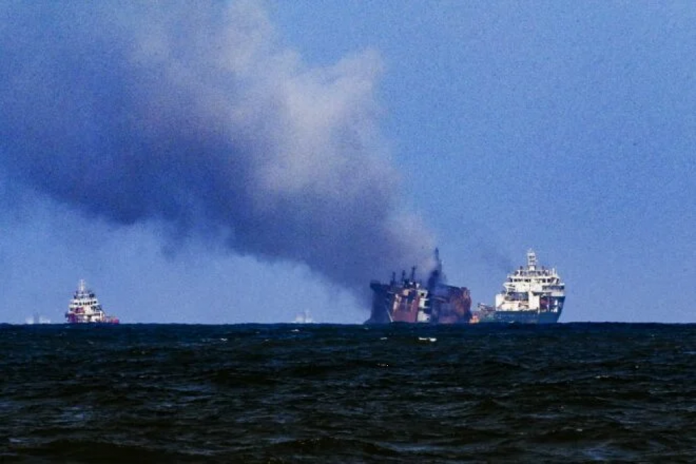Portacontenedores lleno de combustible frente a Sri Lanka está parcialmente sumergido