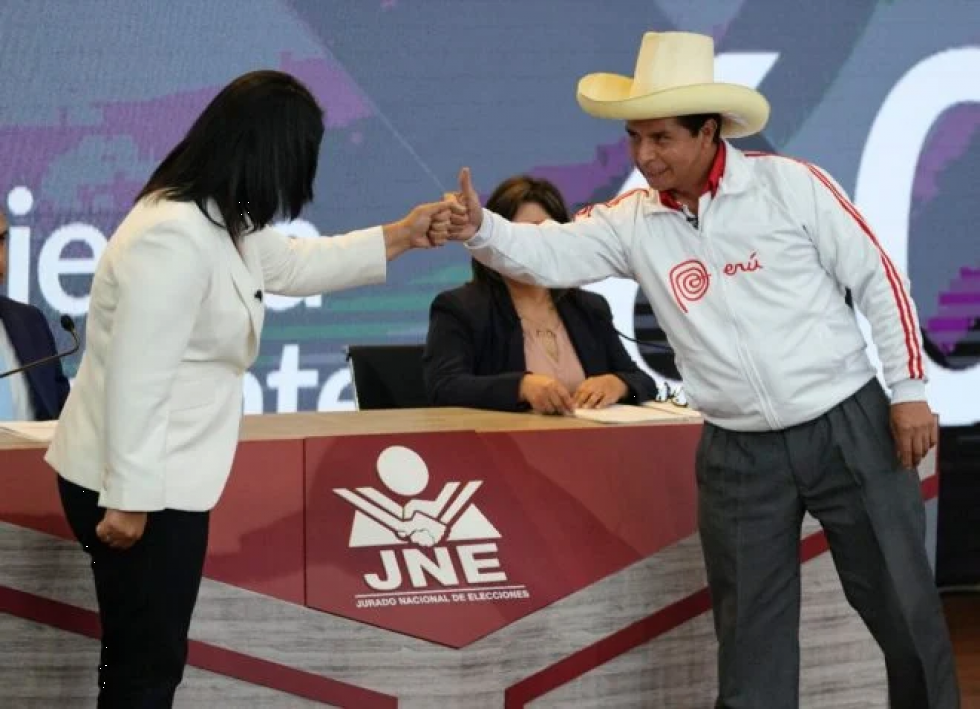 Inestabilidad, informalidad, corrupción : los retos del próximo presidente de Perú