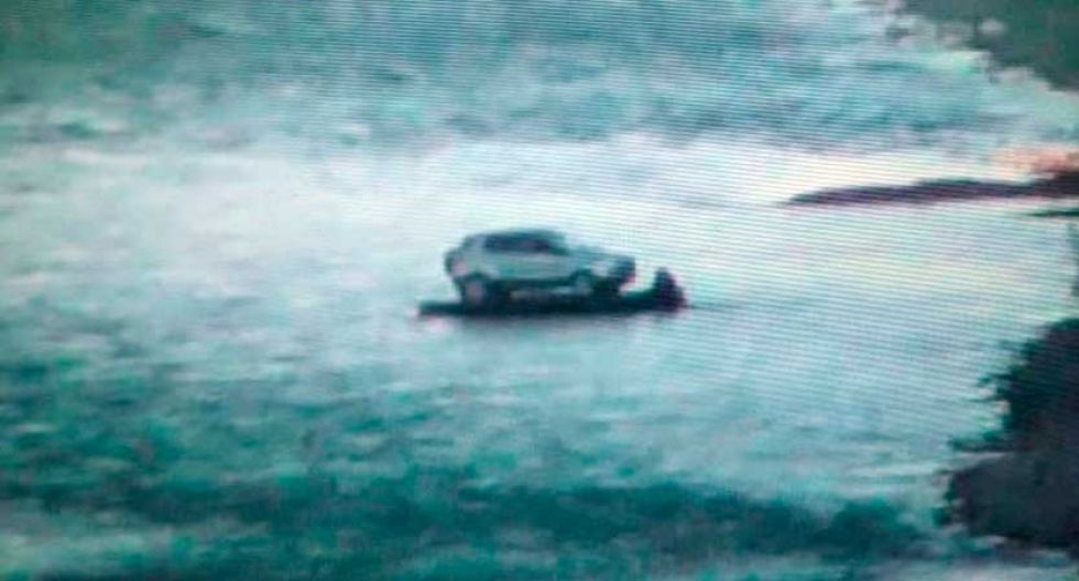 Intentaron contrabandear una camioneta a bordo de un gomón desde Bolivia a Argentina