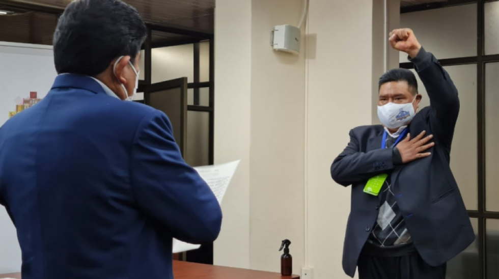 Posesionan a Sergio Choque, expresidente de Diputados, como gerente de Mi Teleférico