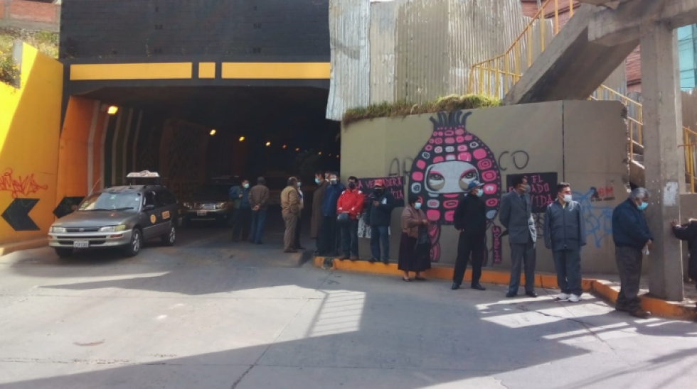 Desesperación e incertidumbre en sitios de vacunación en La Paz; algunos puntos se quedaron sin dosis