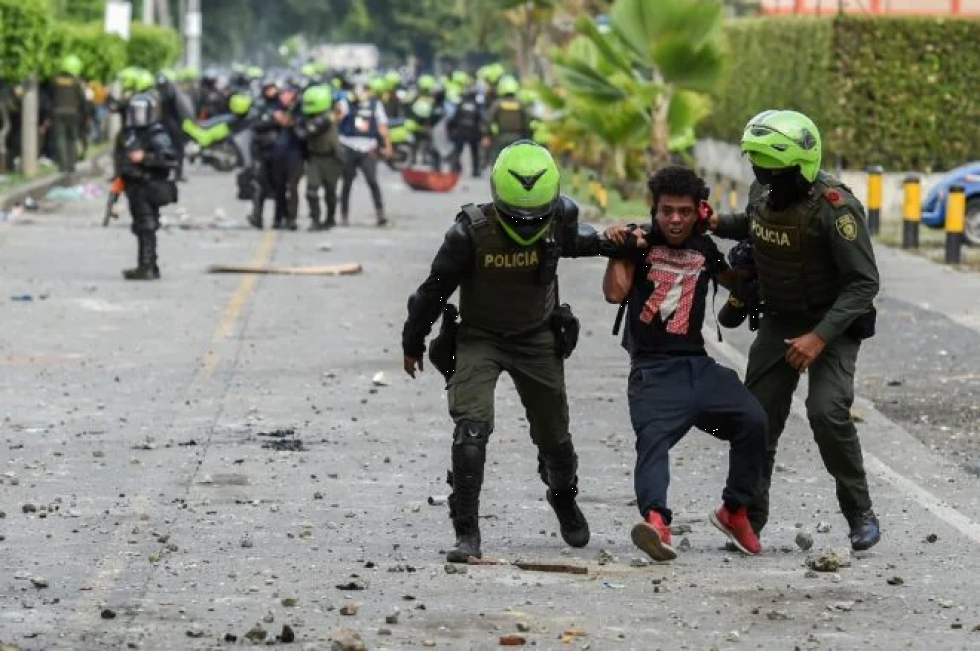 Dos civiles muertos y un policía baleado en nuevas protestas en el suroeste de Colombia