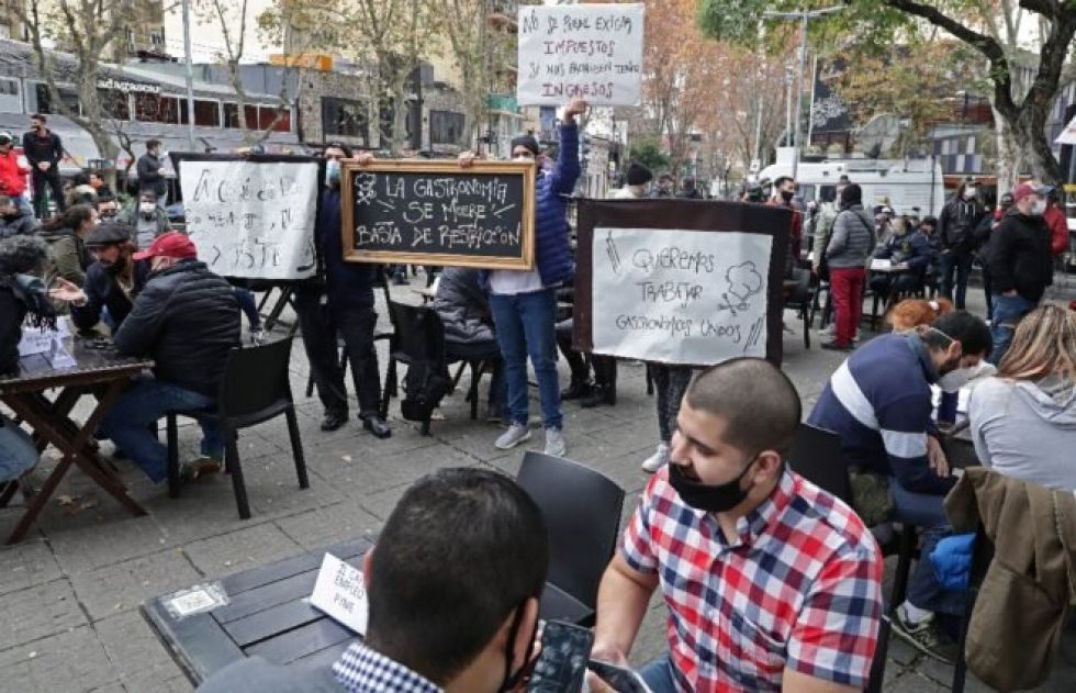 Bares y restaurantes piden ayuda para enfrentar el peor momento de la pandemia en Argentina