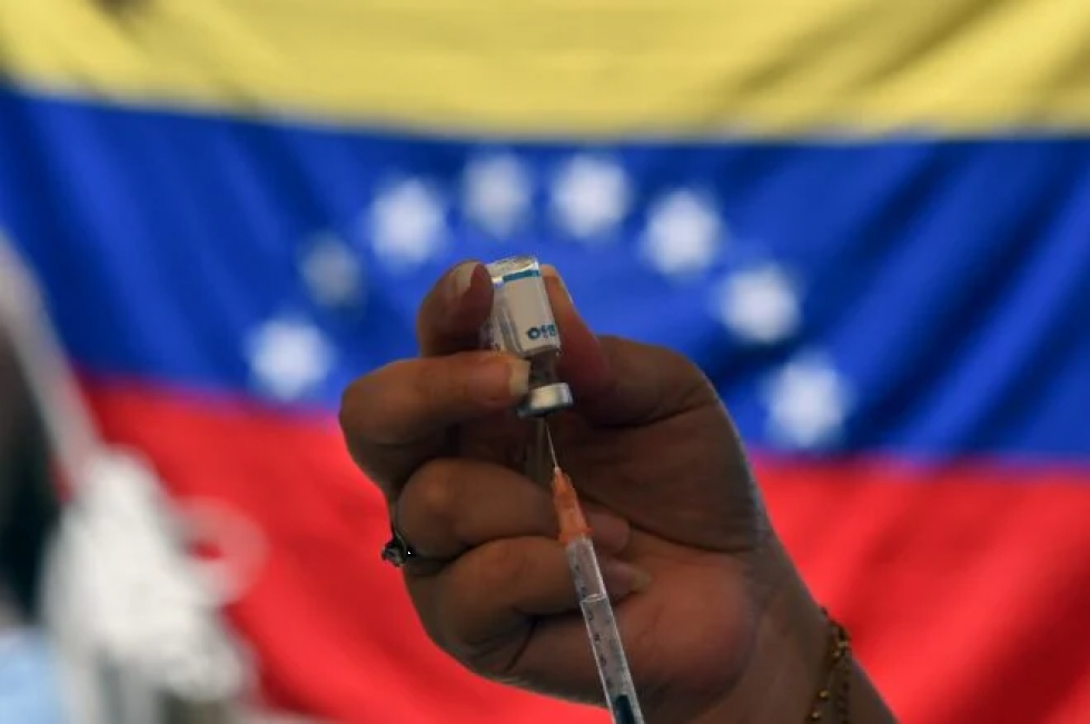 Reportan largas filas para vacunación contra el covid-19 en icónica barriada de Caracas