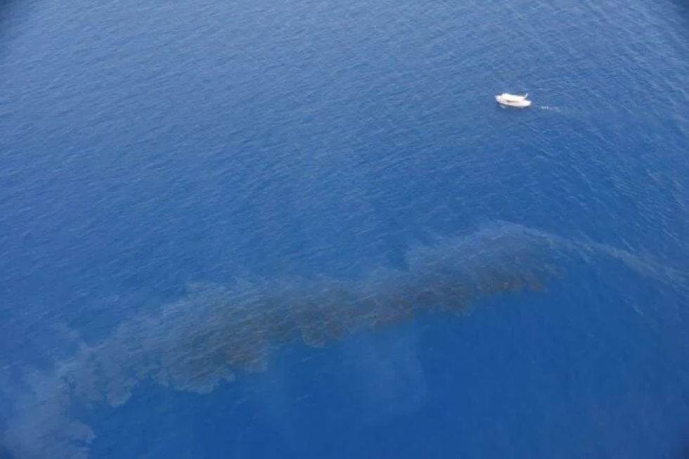 Una marea negra se acerca a la isla francesa de Córcega