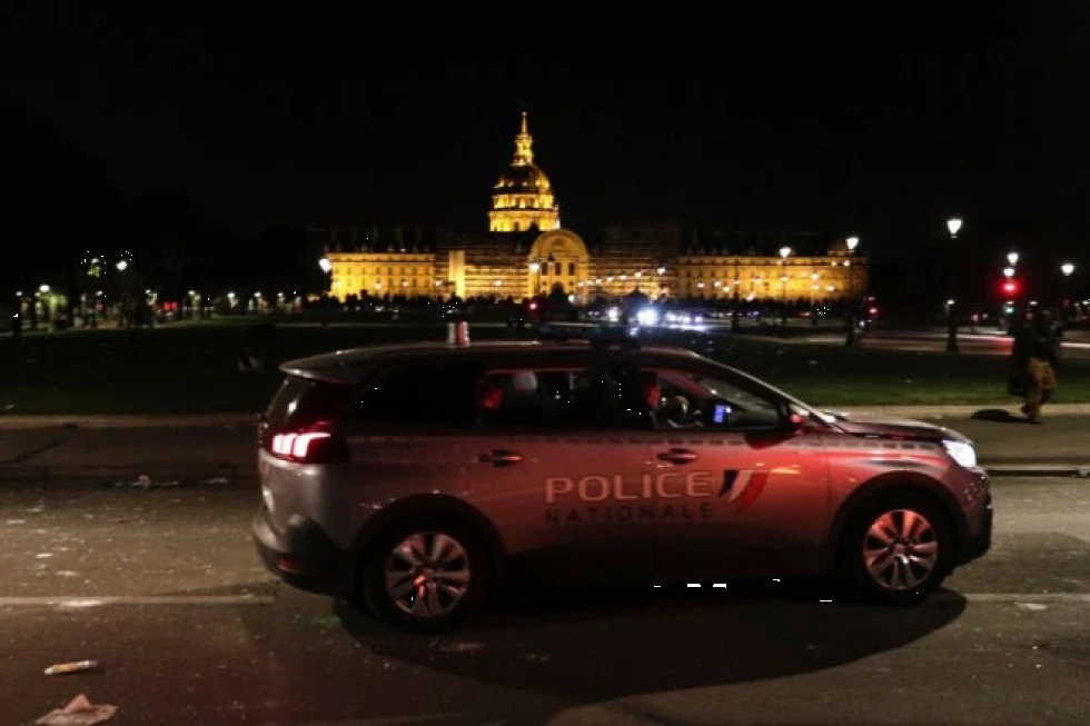La policía dispersa a cientos de jóvenes en una fiesta nocturna en París