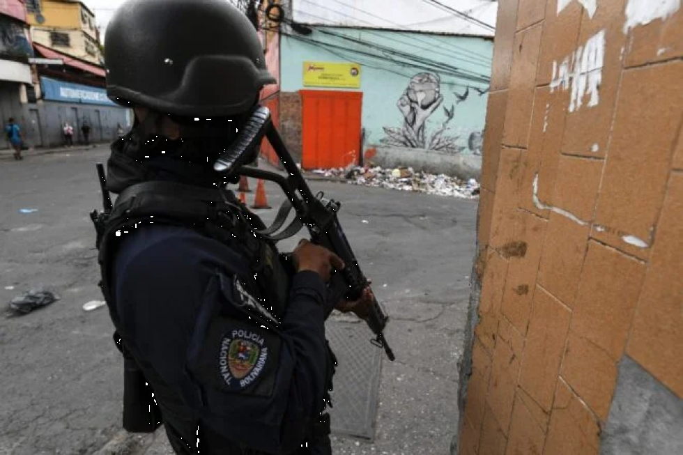 Con “armamento de alto calibre” bandas criminales enfrentan a policía en barriada de Caracas