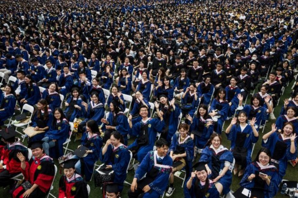 Hay una masiva entrega de diplomas a graduados en Wuhan un año después de la cuarentena
