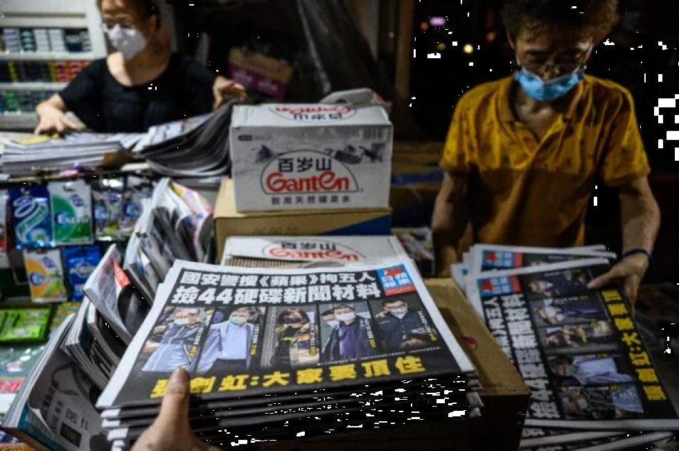 Diario prodemocracia de Hong Kong publica edición desafiante tras allanamiento