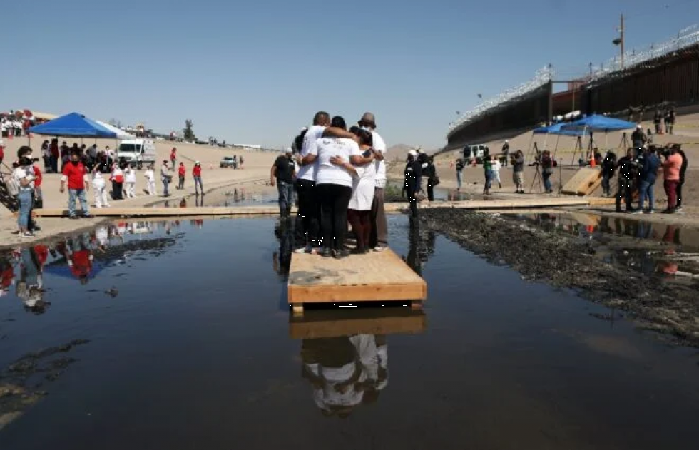 Familias migrantes se abrazan de nuevo en la frontera México-EEUU cerrada por la pandemia