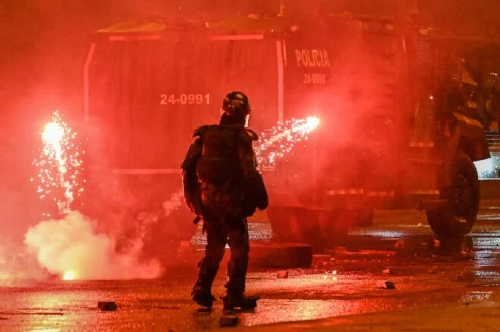 Nueva jornada de protesta contra el gobierno colombiano deja un manifestante muerto