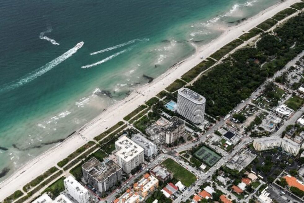 La angustiosa espera de familiares de desaparecidos en el derrumbe de un edificio cerca de Miami