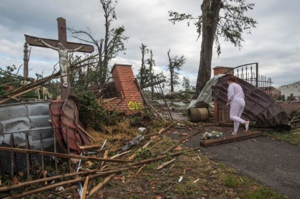 Reportan que hay al menos cinco muertos y docenas de heridos en un tornado en República Checa