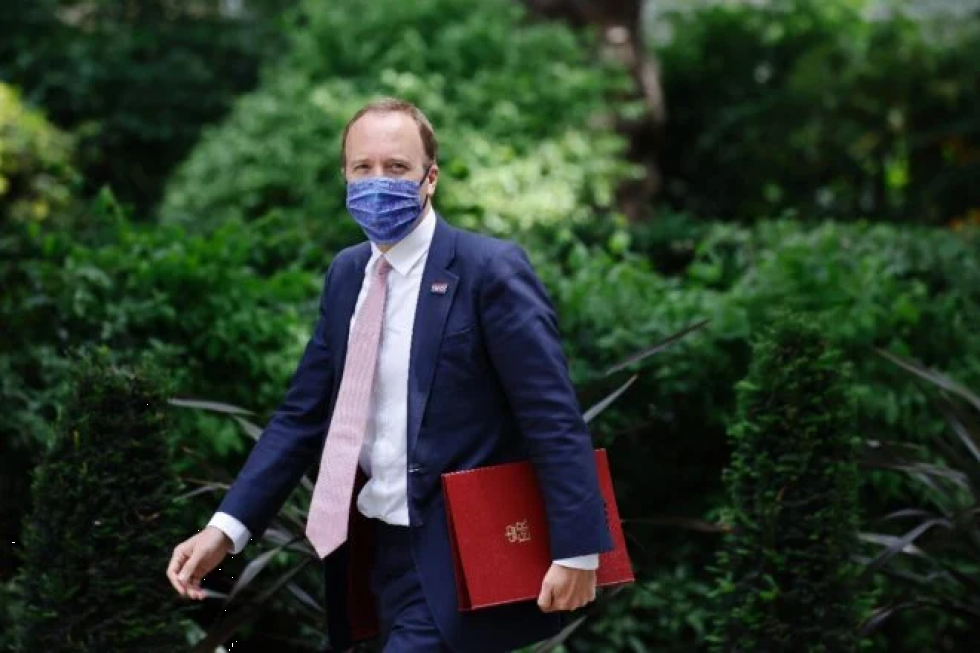 Ministro de Salud británico dimite por infringir reglas contra el covid-19