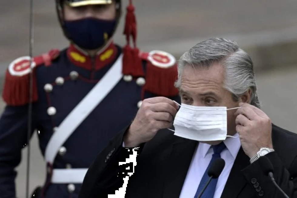 Fernández rinde homenaje a casi 100.000 muertos por covid en Argentina