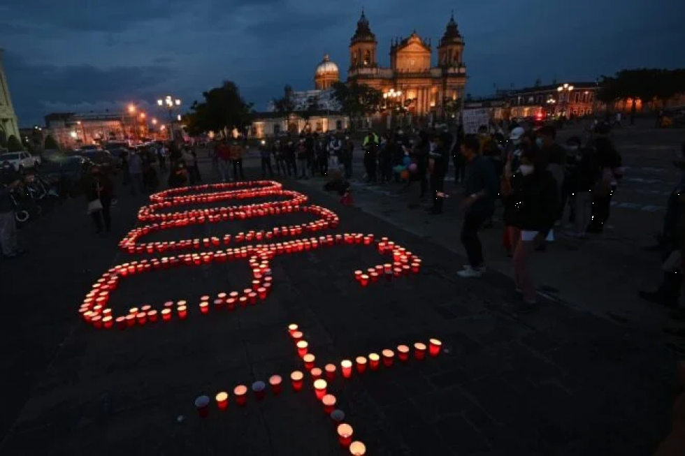 Recuerdan con velas a muertos por covid-19 en Guatemala y culpan a presidente
