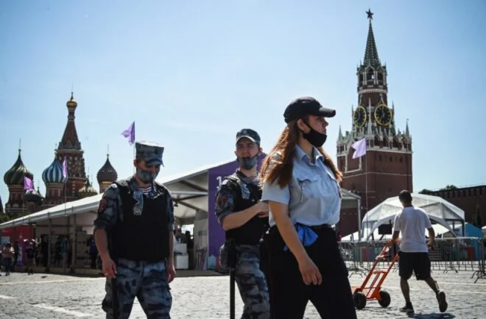 Rusia impone restricciones para frenar la variante Delta del coronavirus, que se expande en el mundo