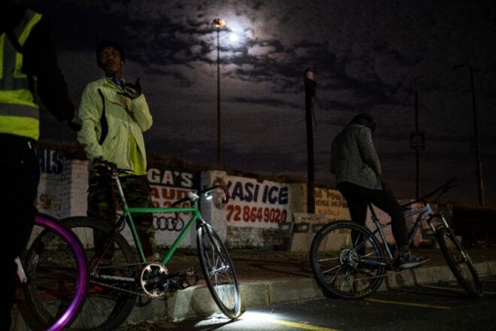 Los “bandidos en bicicleta” recorren las calles de Soweto