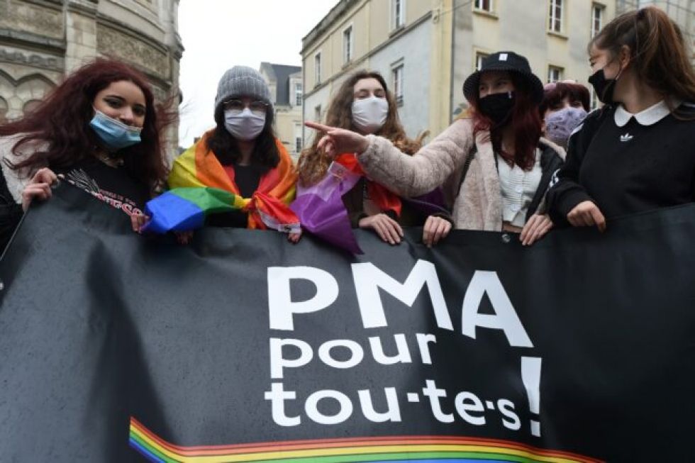 Francia está a un paso de aprobar ley que abrirá la reproducción asistida a lesbianas