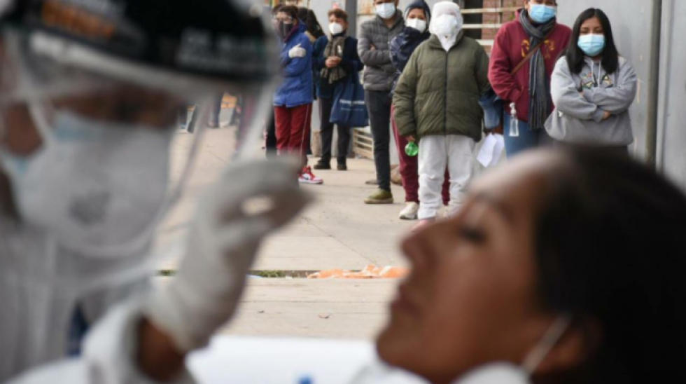 Médicos piden no bajar la guardia y alertan que variante Delta es "dos veces" más contagiosa