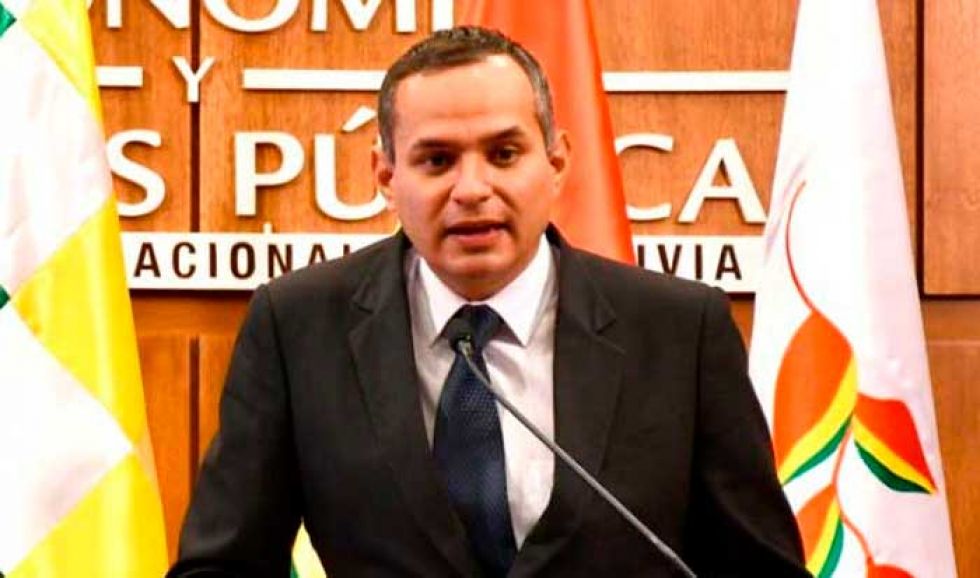 Fiscalía imputa por cuatro delitos al exviceministro Schlink por caso FMI y pide cárcel