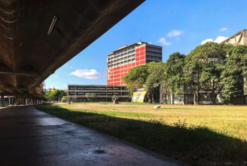 Sin agua para apagar incendio en la mayor universidad de Venezuela