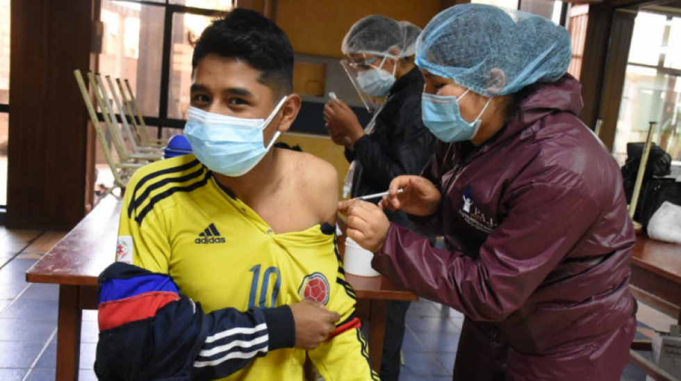 Largas filas y pocas dosis marcan primer día de vacunación a jóvenes, médicos piden estrategia
