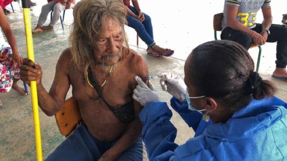 Ecuador vacuna a indígenas emparentados con clanes en aislamiento voluntario