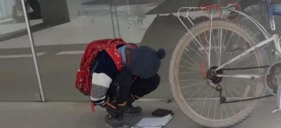 Uyuni: ¿Quién es el niño de la foto viral que buscó Wifi en la calle para poder pasar clases?