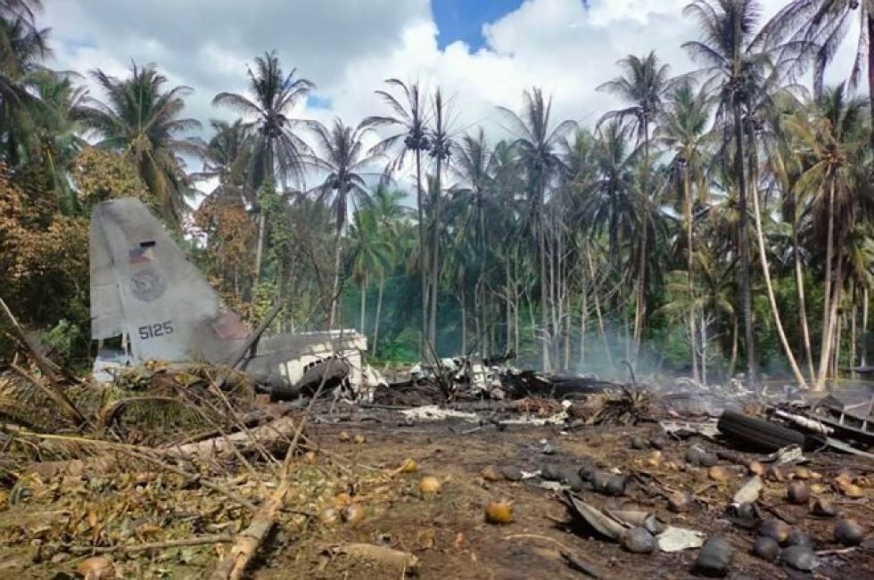 Informan que hay  45 muertos al estrellarse un avión militar en Filipinas