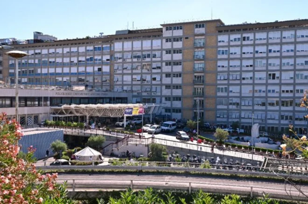 El Papa está “en buen estado” tras operación del colon y permanecerá internado 7 días