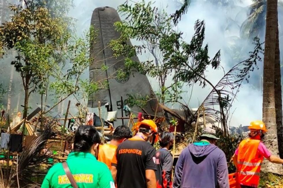 El número de víctimas por el accidente del avión militar en Filipinas sube a 52