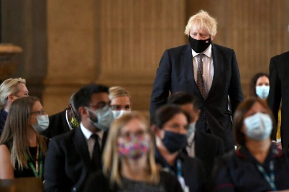 Boris Johnson llama a “vivir” con el coronavirus antes de levantar restricciones