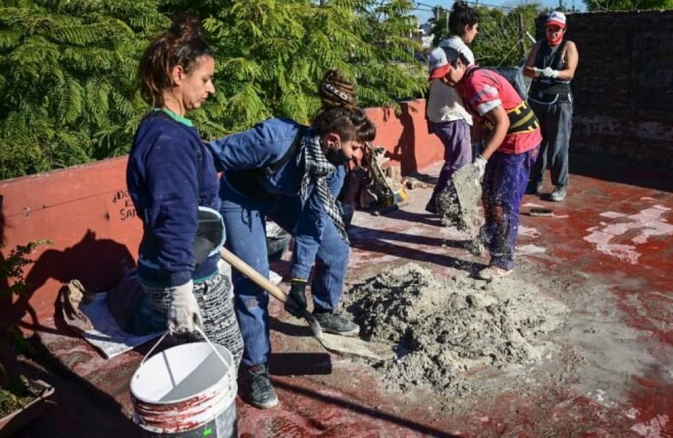 Mujeres albañiles de Argentina se ponen manos a la obra para derribar el machismo
