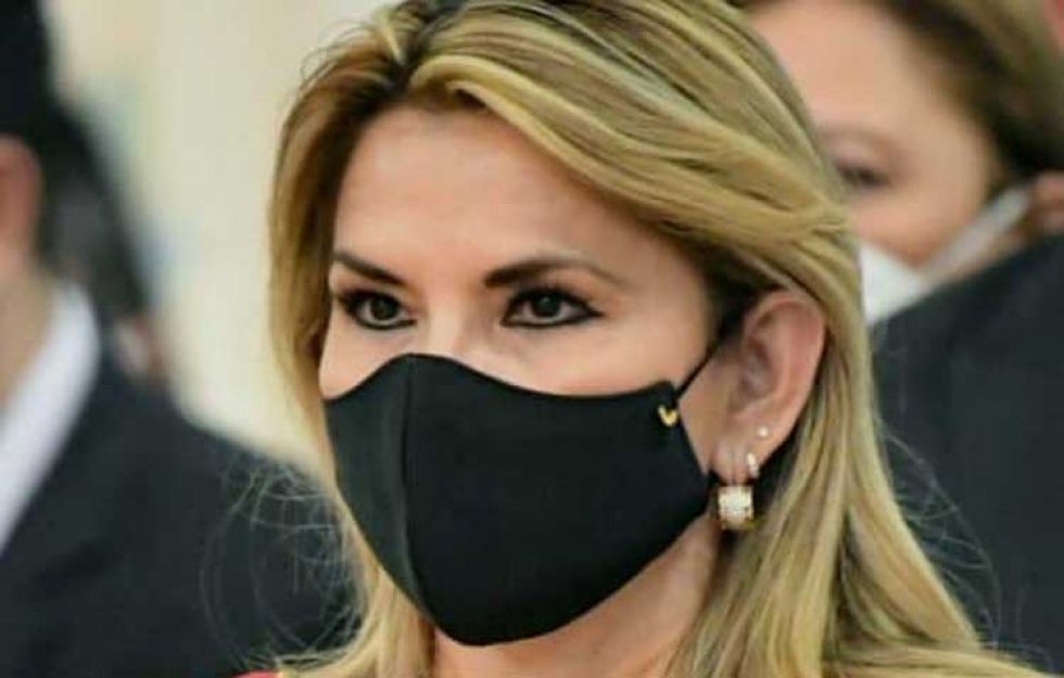 Juez negó a Añez "casa por cárcel" y ella reprochó que la fiscalía presente un Twitter falso