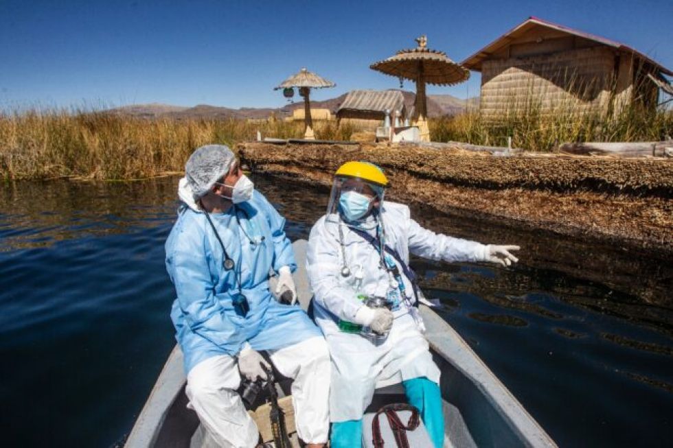 Perú vacuna contra el coronavirus a indígenas de islas del lago Titicaca