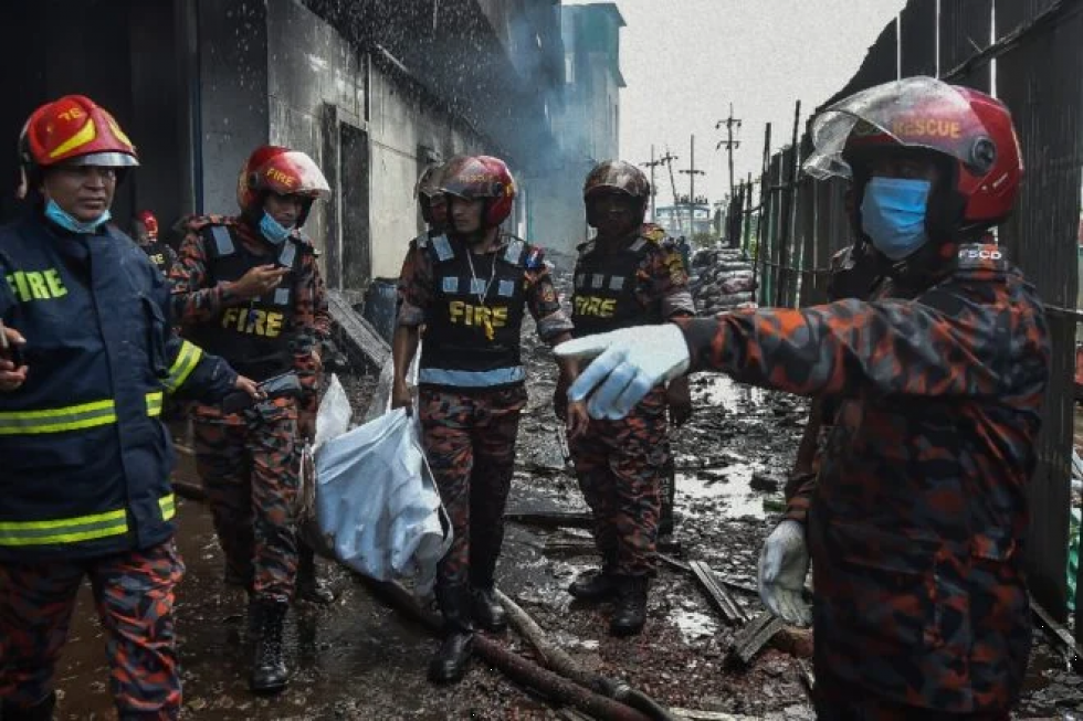 Reportan que hay más de 50 muertos por un incendio en una fábrica de Bangladés