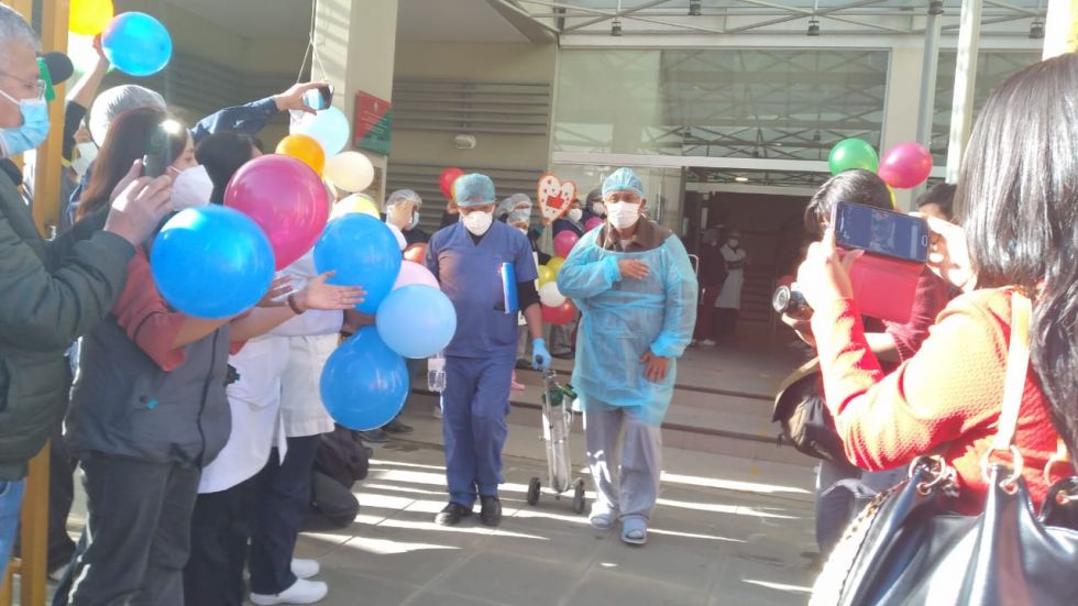 Víctor Hugo Cárdenas es dado de alta del Hospital de Cotahuma tras superar el coronavirus