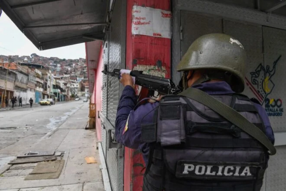 Veintiséis muertos entre “delincuentes” y policías dejan choques en barriada de Caracas