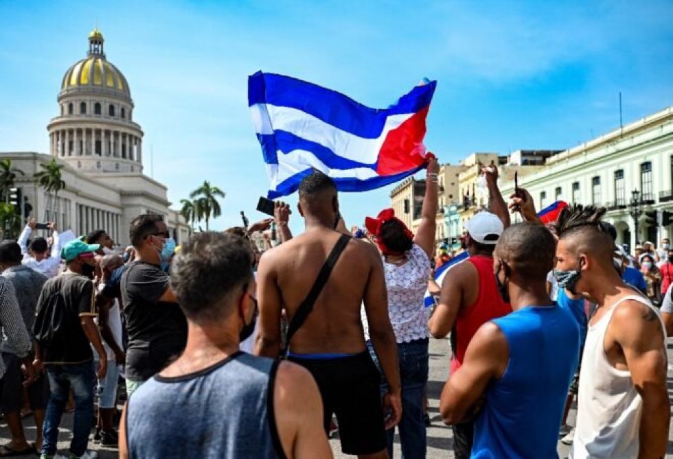 La cólera estalla en las calles de Cuba, convocan a revolucionarios al combate