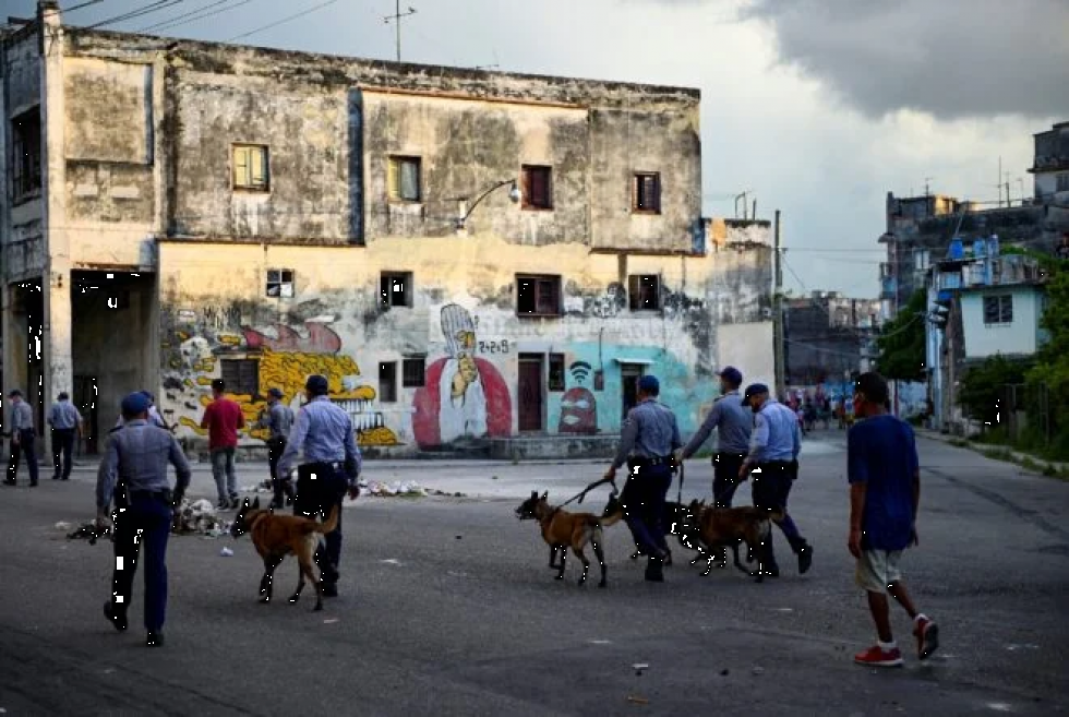 El gobierno cubano enfrenta protestas de descontento popular sin precedentes