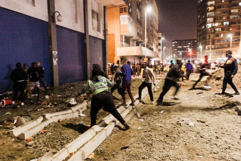 Siguen las protestas en Sudáfrica mientras el Tribunal Constitucional revisa la pena de Zuma