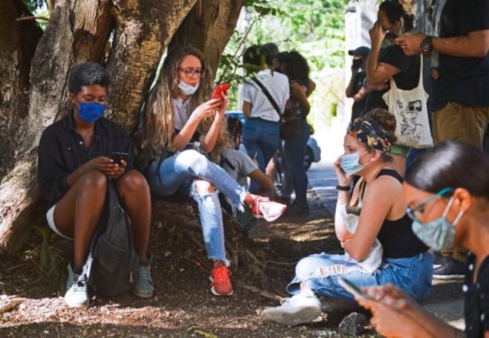 Crisis, pandemia e internet, los detonantes de las protestas en Cuba