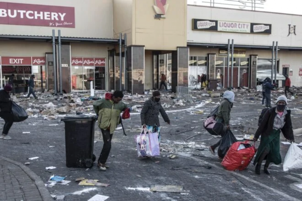 La escasez de productos amenaza a Sudáfrica en el sexto día de violencia